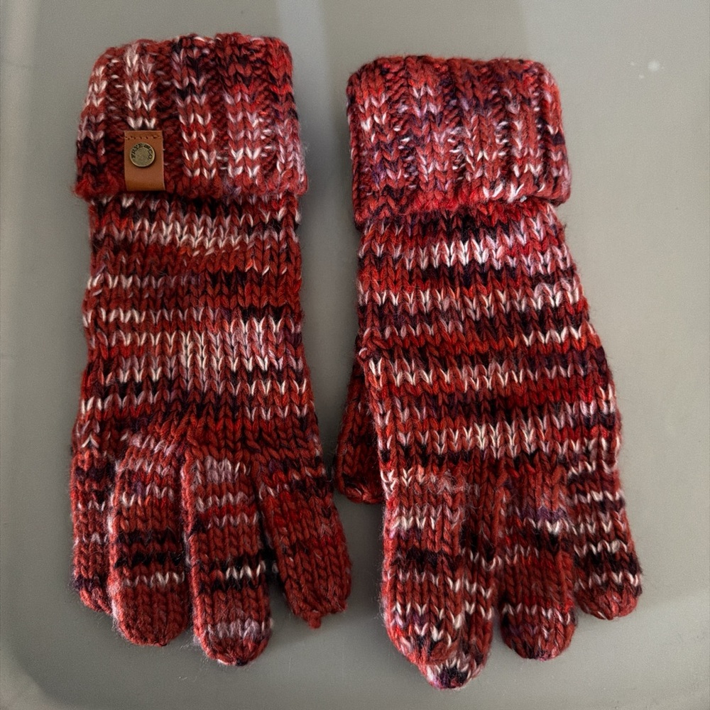 FRYE AND CO. Red and White Knit Gloves